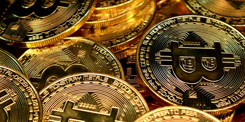 Moedas douradas com o símbolo do Bitcoin